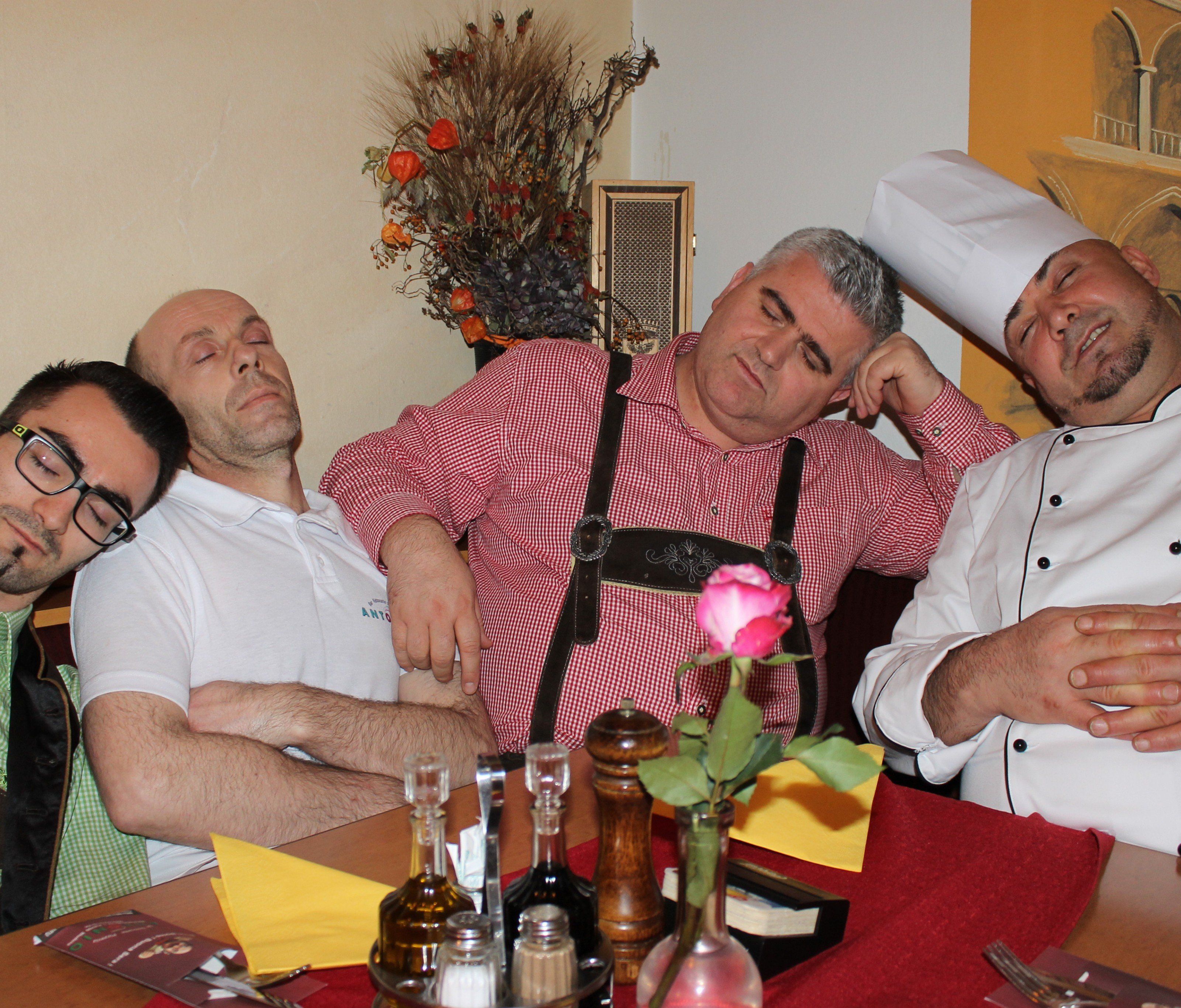 Immer Montags ist "chillen" angesagt, um von Dienstag bis Sonntag mit voller Energie für die Gäste da zu sein. Immer Montags ist "chillen" angesagt, um von Dienstag bis Sonntag mit voller Energie für die Gäste da zu sein.