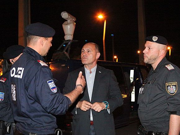 Innenminister Sobotka (M.) machte sich vor Ort persönlich ein Bild von der Arbeit der Polizisten Innenminister Sobotka (M.) machte sich vor Ort persönlich ein Bild von der Arbeit der Polizisten