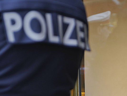 Die beiden Verdächtigen wurden verhaftet. Die beiden Verdächtigen wurden verhaftet.