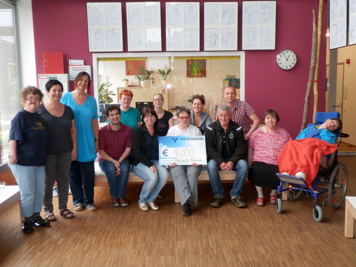 Michael Kolb und Birgit Rusch vom „Träkerclub Rheindelta“ (Mitte) übergaben den Spendenscheck an das Team der Werkstätte Wolfurt. Michael Kolb und Birgit Rusch vom „Träkerclub Rheindelta“ (Mitte) übergaben den Spendenscheck an das Team der Werkstätte Wolfurt.