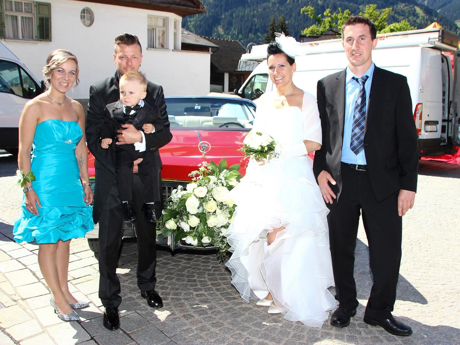 Das Brautpaar mit den Trauzeugen und mit seinem Söhnchen Philipp.