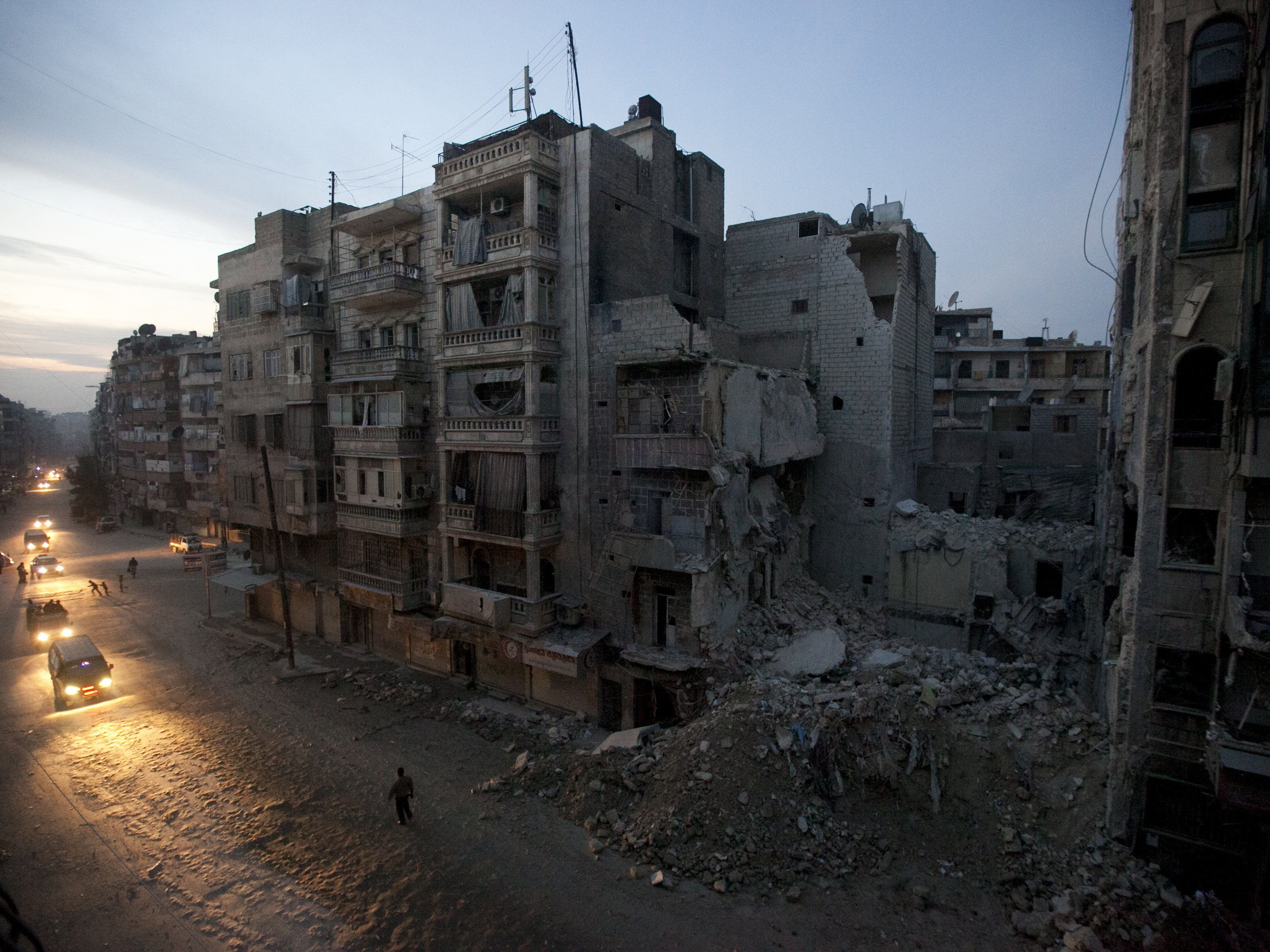 Staatsfernsehen berichtet von Dutzenden Toten und Verletzten nach Raketenangriff durch Rebellen. Staatsfernsehen berichtet von Dutzenden Toten und Verletzten nach Raketenangriff durch Rebellen.