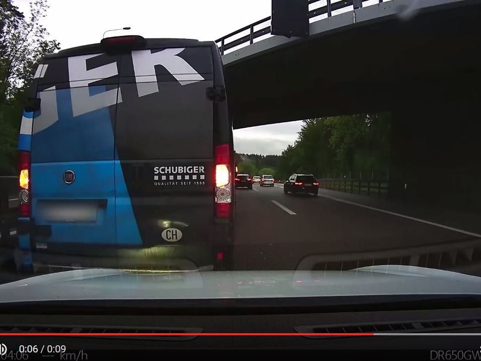 Der Tesla-Fahrer vertraute auf den Autopilot. Der Tesla-Fahrer vertraute auf den Autopilot.
