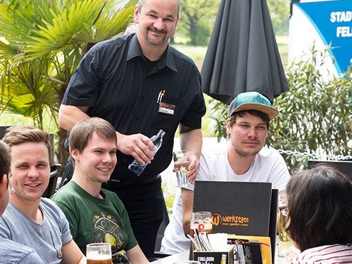 Werkstatt-Geschäftsführer Christoph Sögner mit jungen Gästen. Werkstatt-Geschäftsführer Christoph Sögner mit jungen Gästen.