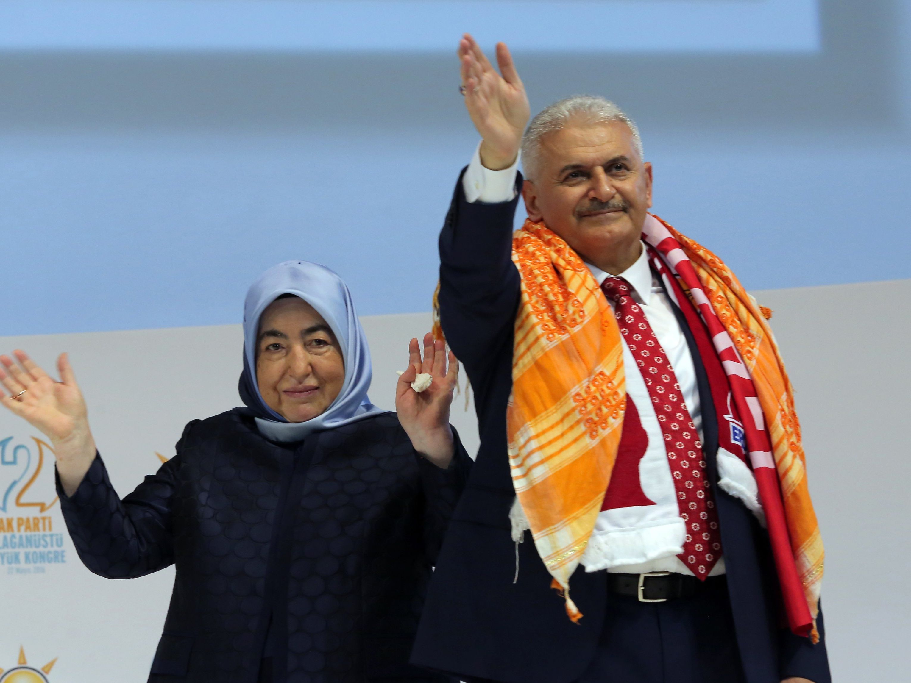 Der Erdogan-Vertraute Binali Yildirim wurde zum neuen Vorsitzenden der AKP und zum Ministerpräsidenten der Türkei gewählt. Der Erdogan-Vertraute Binali Yildirim wurde zum neuen Vorsitzenden der AKP und zum Ministerpräsidenten der Türkei gewählt.
