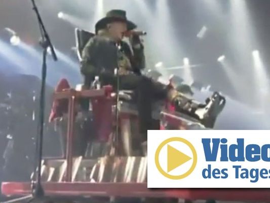Axl Rose muss bei AC/DC Konzerten momentan noch sitzen. Axl Rose muss bei AC/DC Konzerten momentan noch sitzen.