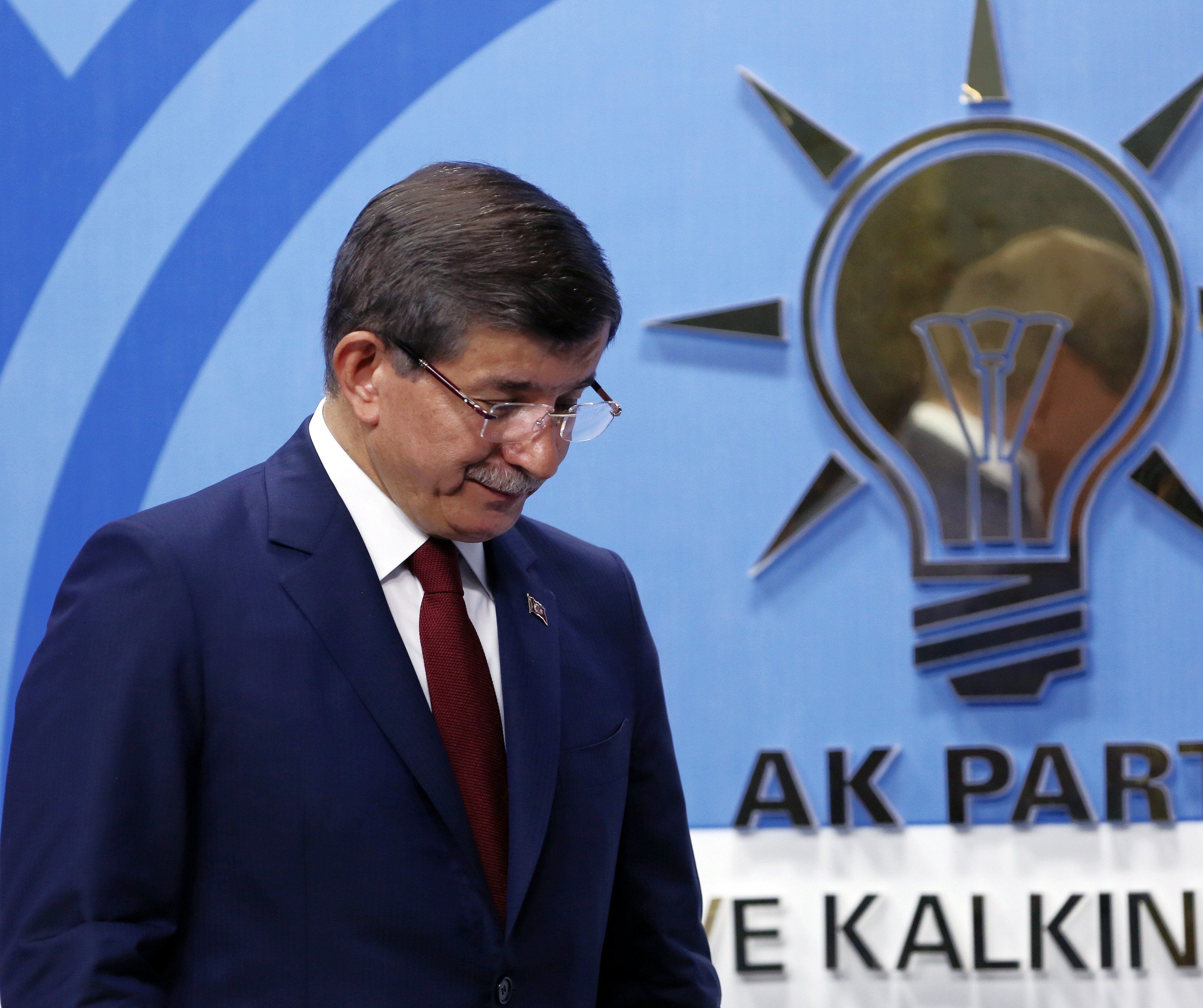 Kniefall: Davutoglu hatte sich mit Erdogan überworfen - und findet doch nur lobende Worte für ihn. Kniefall: Davutoglu hatte sich mit Erdogan überworfen - und findet doch nur lobende Worte für ihn.