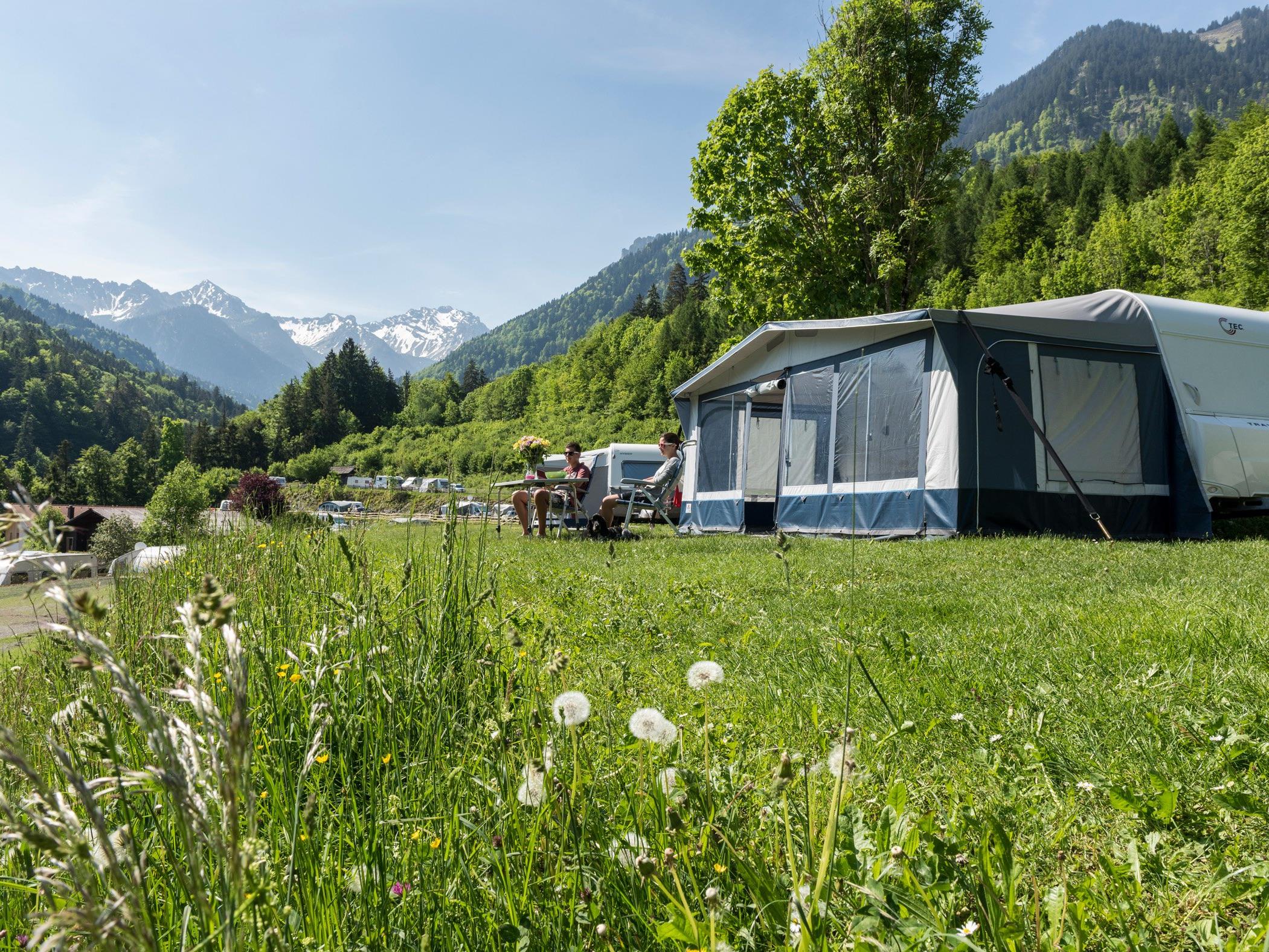 Campen in Vorarlberg wir immer beliebter. Bester Campingplatz im Ländle ist laut dem Europa Top 100 Ranking das Alpencamping in Nenzing.