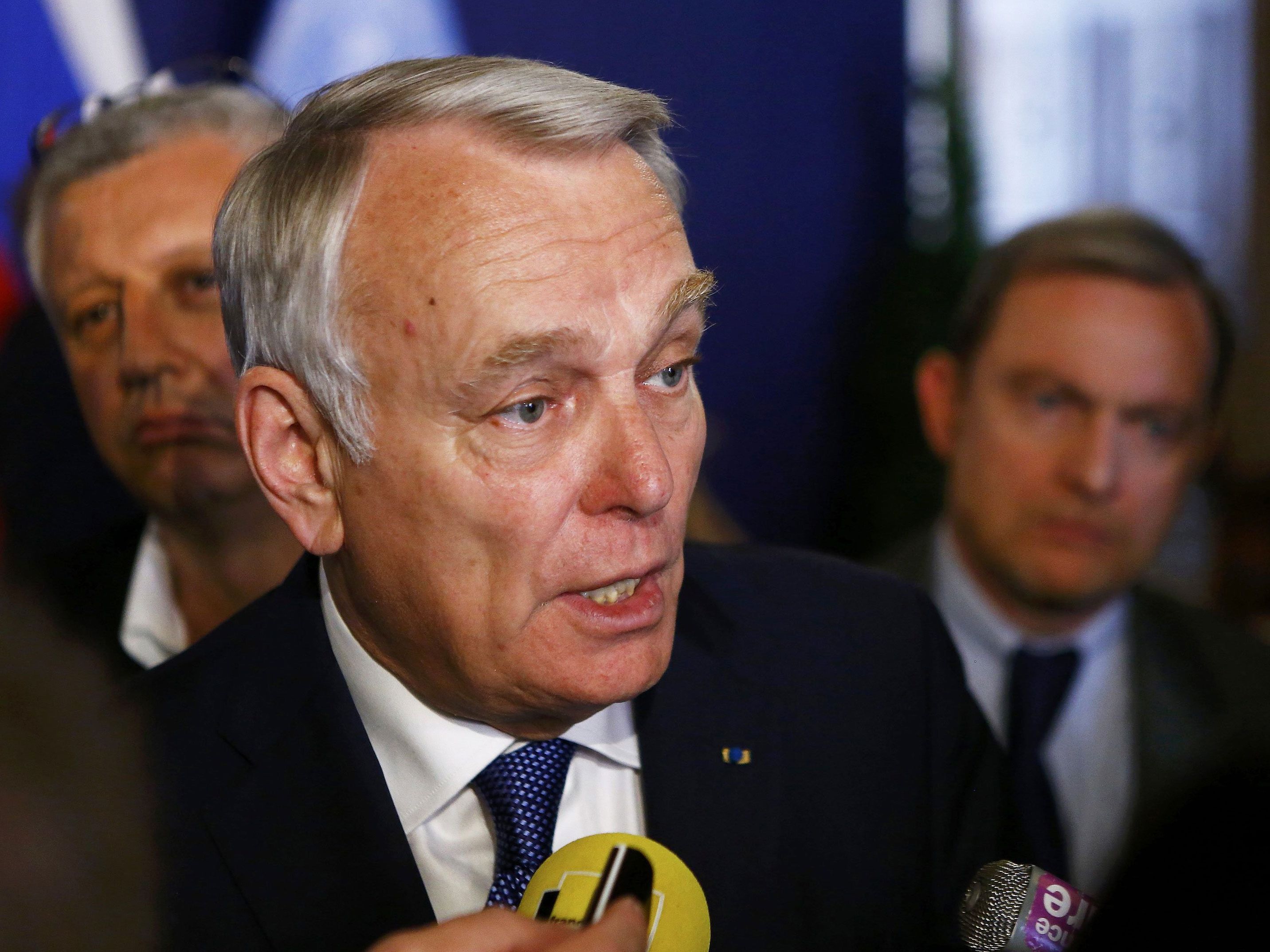 Der französische Außenminister Ayrault zeigt sich "besorgt" über die Möglichkeit eines Hofer-Siegs. Der französische Außenminister Ayrault zeigt sich "besorgt" über die Möglichkeit eines Hofer-Siegs.