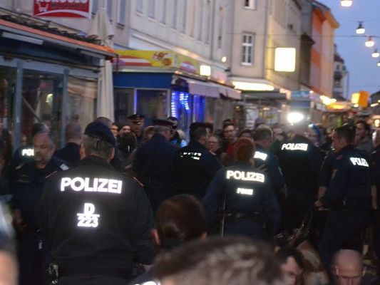 Die Polizei war mit einem Großaufgebot vor Ort. Die Polizei war mit einem Großaufgebot vor Ort.