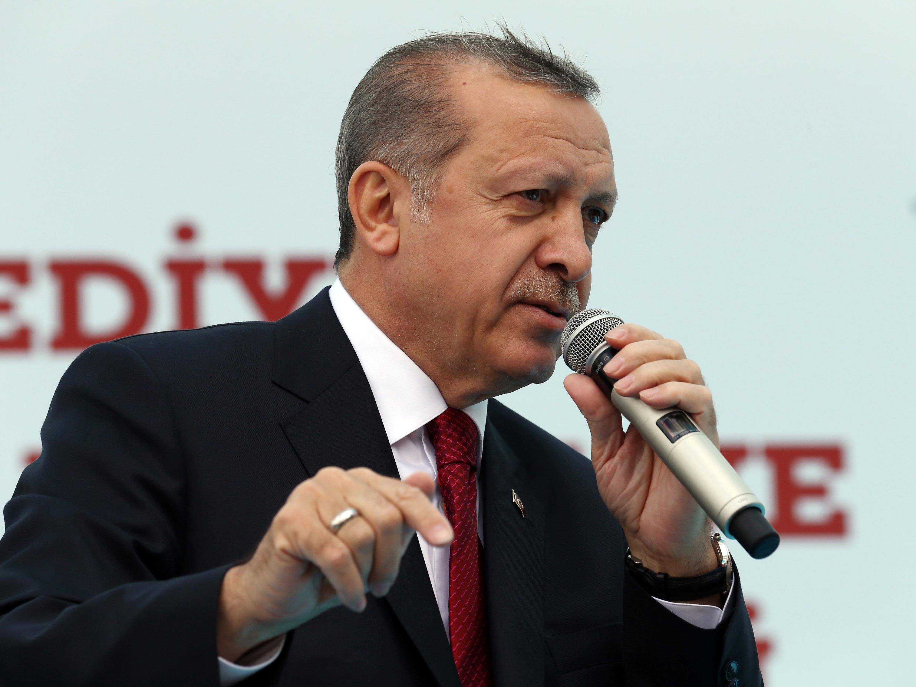 Davutoglus Rückzug schürt Sorgen vor einem weiteren Machtzuwachs für Erdogan, der die Türkei zu einem Präsidialsystem umbauen will.
