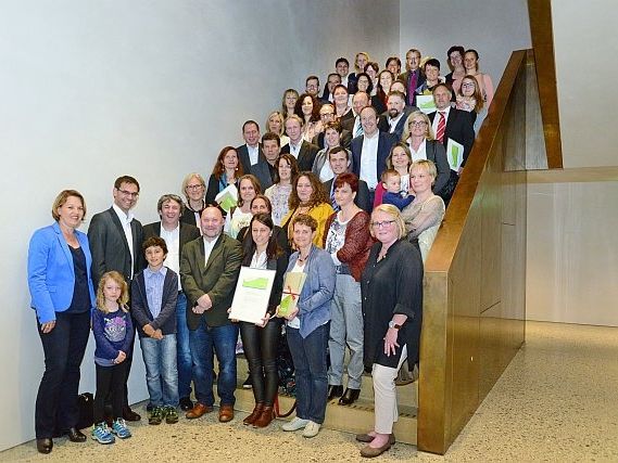 Hoch erfreut zeigten sich die Vertreterinnen und Vertreter der familieplus-Gemeinden nach der Auszeichnung im vorarlberg museum: Bludesch, Dornbirn, Hörbranz, Langenegg, Rankweil, Sulzberg und Mittelberg. Hoch erfreut zeigten sich die Vertreterinnen und Vertreter der familieplus-Gemeinden nach der Auszeichnung im vorarlberg museum: Bludesch, Dornbirn, Hörbranz, Langenegg, Rankweil, Sulzberg und Mittelberg.