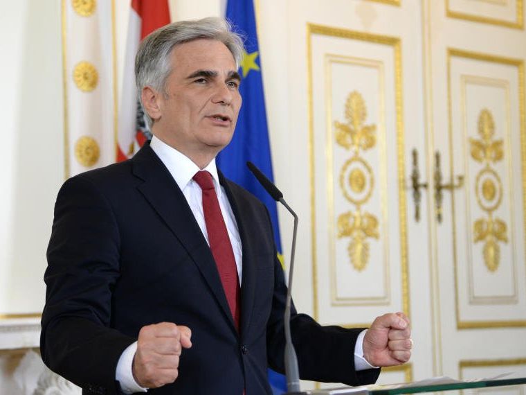 Faymann hat nach dem Treffen bekannt gegeben, alle Ämter zurückzulegen. Faymann hat nach dem Treffen bekannt gegeben, alle Ämter zurückzulegen.