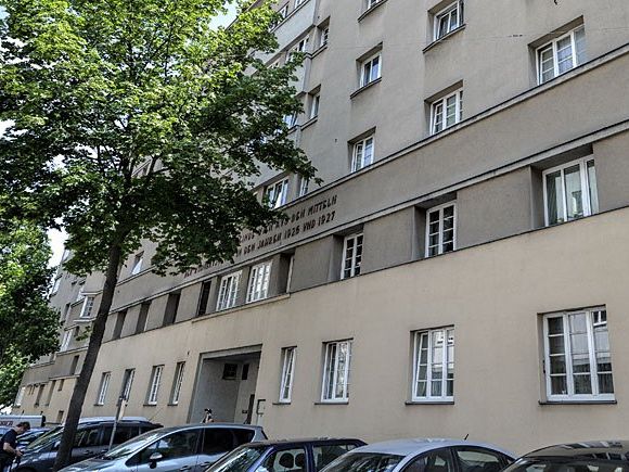In dieser Wohnhausanlage geschah der Fenstersturz In dieser Wohnhausanlage geschah der Fenstersturz