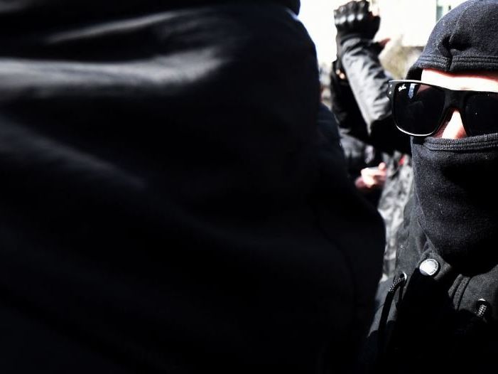 Der Rowdy wurde zu einer Geldstrafe verurteilt. Der Rowdy wurde zu einer Geldstrafe verurteilt.