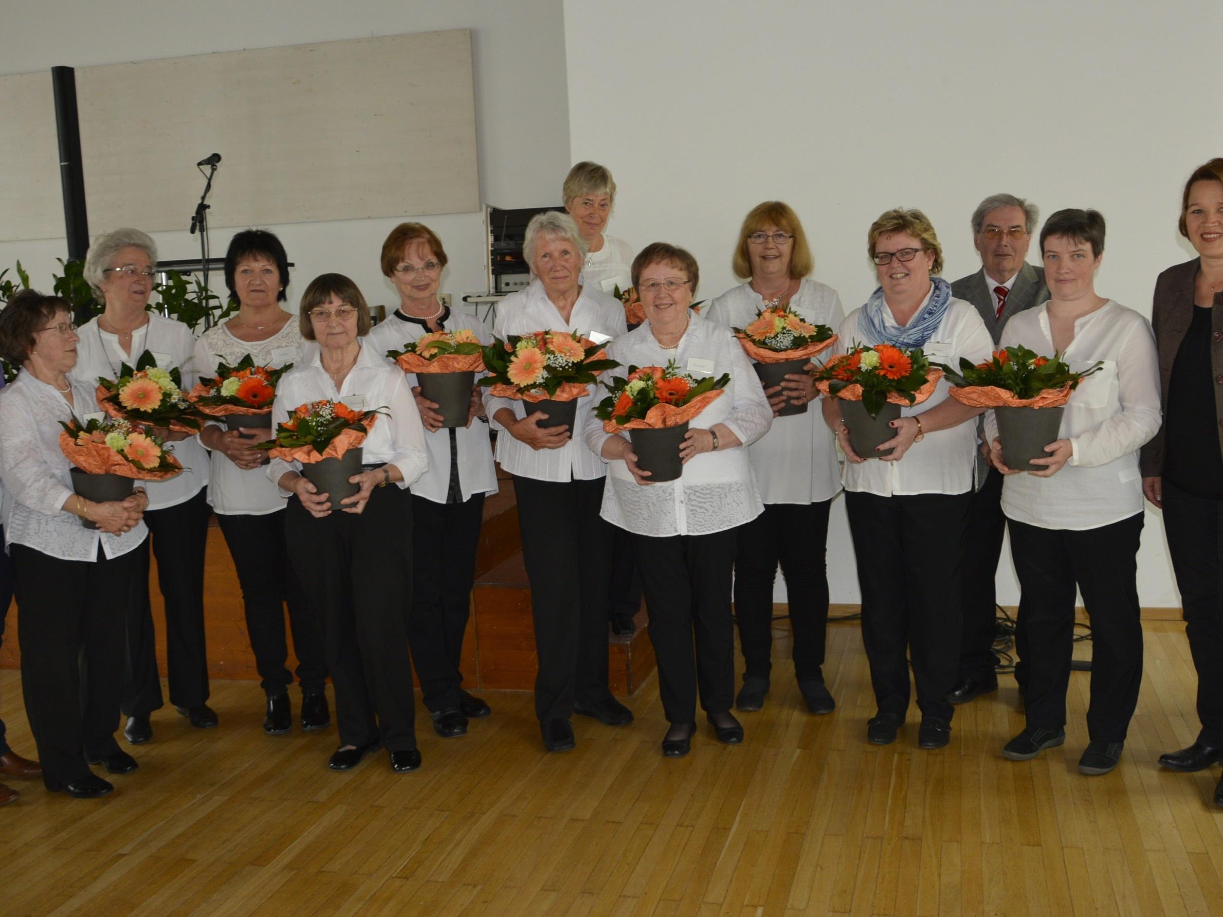 40 Jahre Seniorentreffpunkt Kolpinghaus. Blumen für das Ehrenamt wurden an die fleißigen Helfer(innen) überreicht.