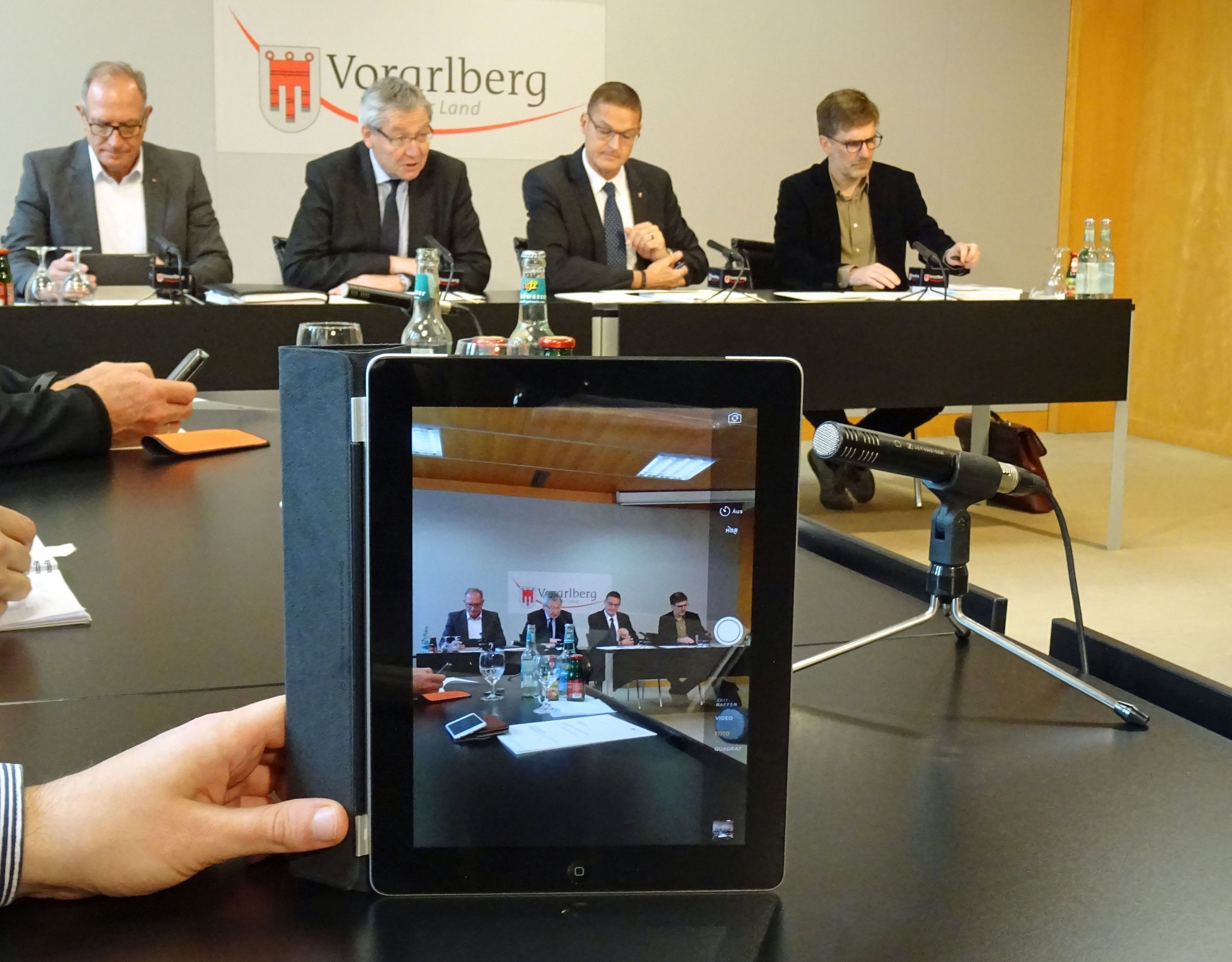 Landesstatthalter Karlheinz Rüdisser, Landesrat Christian Bernhard und Kulturabteilungsvorstand Winfried Nußbaummüller stellten aktuelle kulturpolitische Schwerpunkte vor Landesstatthalter Karlheinz Rüdisser, Landesrat Christian Bernhard und Kulturabteilungsvorstand Winfried Nußbaummüller stellten aktuelle kulturpolitische Schwerpunkte vor