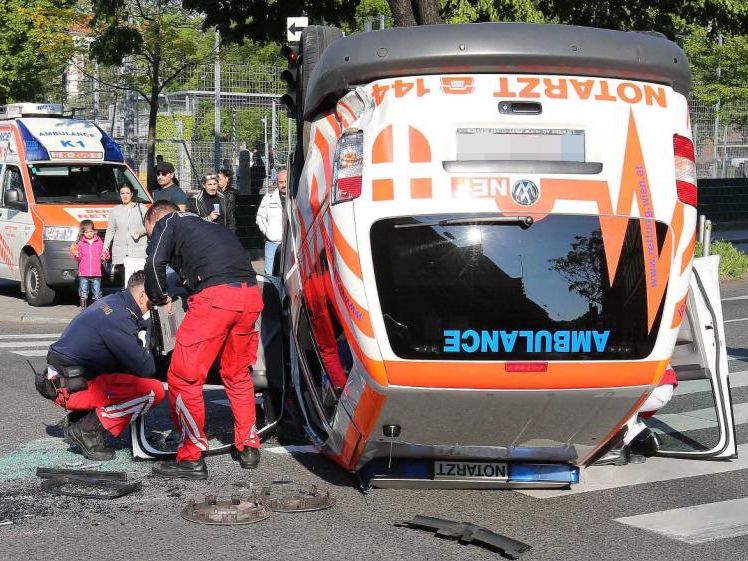 Der Rettungswagen blieb auf dem Dach liegen. Der Rettungswagen blieb auf dem Dach liegen.