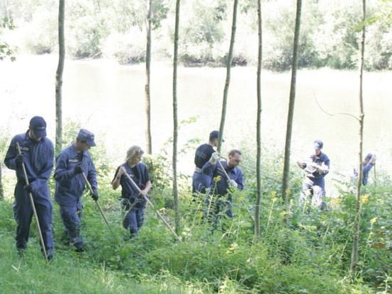 Die Schweizer Polizei sucht das Gebiet großräumig ab. Die Schweizer Polizei sucht das Gebiet großräumig ab.