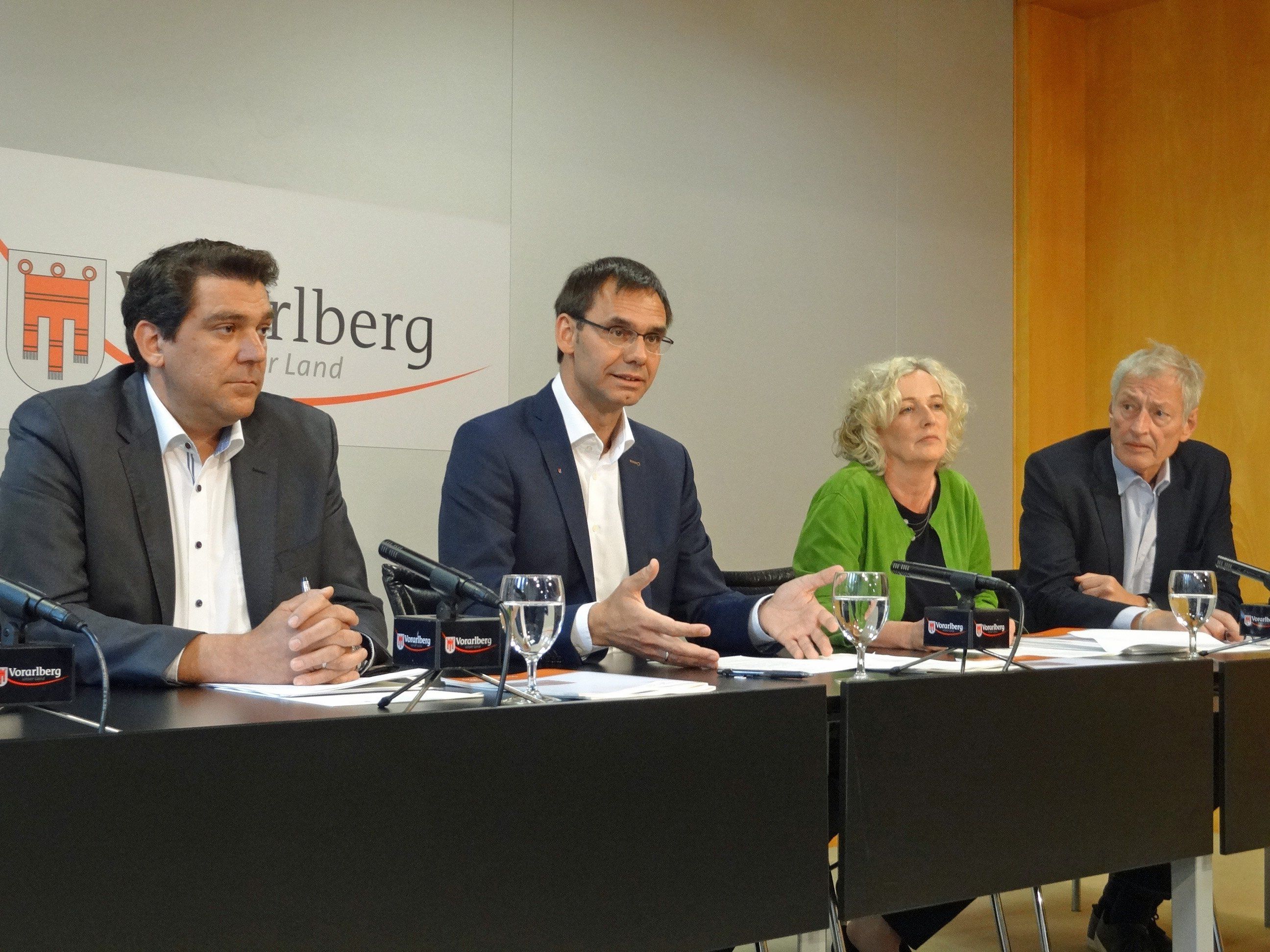 Landeshauptmann Markus Wallner und Soziallandesrätin Katharina Wiesflecker stellten heute die Strategie für den Sozialfonds 2020 vor. Landeshauptmann Markus Wallner und Soziallandesrätin Katharina Wiesflecker stellten heute die Strategie für den Sozialfonds 2020 vor.