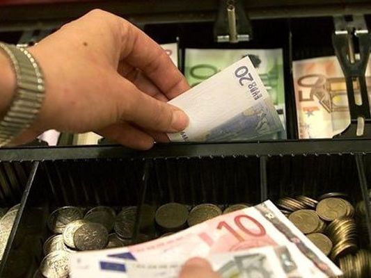 Einer der Trickdiebe nahm einfach das Geld aus der Kasse. Einer der Trickdiebe nahm einfach das Geld aus der Kasse.