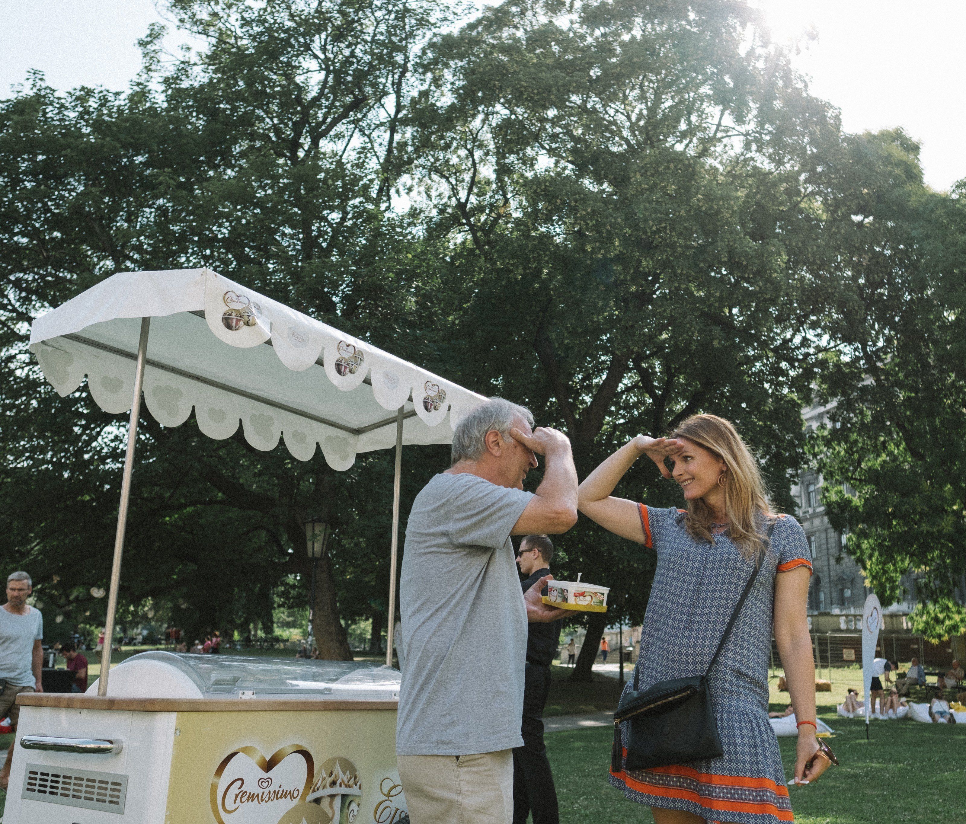“4 Minuten für die Liebe” lautete das Motto im Burggarten. Stuart Freeman und Martina Kaiser machen es vor. “4 Minuten für die Liebe” lautete das Motto im Burggarten. Stuart Freeman und Martina Kaiser machen es vor.