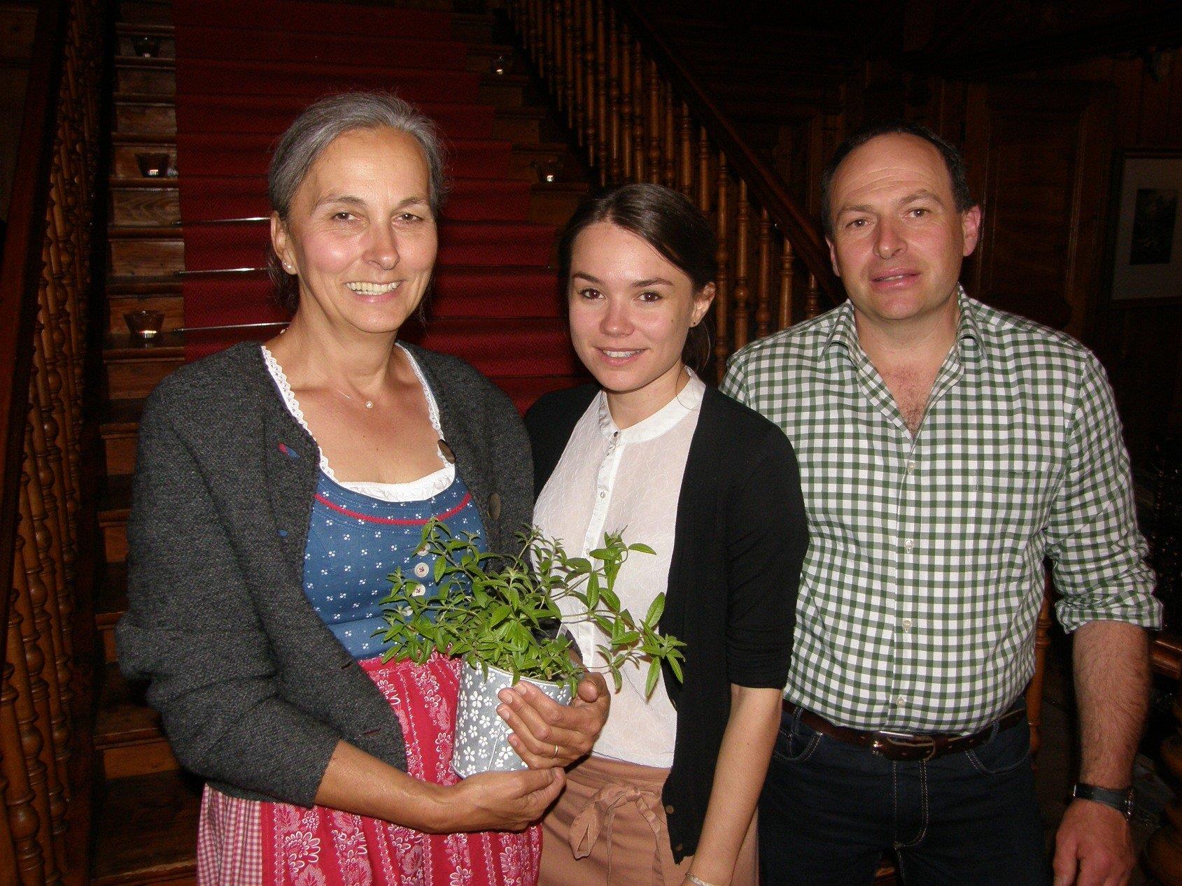 Sandra Muxel flankiert von Annemarie Bär und Günther Muxel.