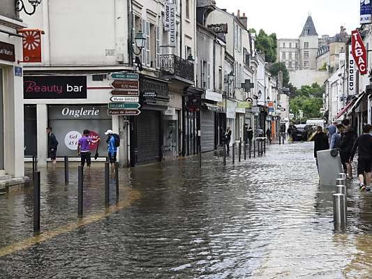 Mehrere Straßen in und um Paris stehen unter Wasser