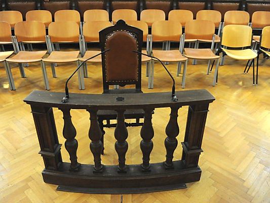 Dem Angeklagten drohen 17 Jahre Haft Dem Angeklagten drohen 17 Jahre Haft