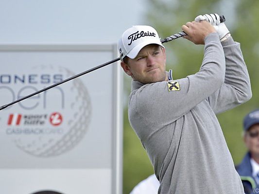 Wiesberger beim Aufschlag auf heimischem Grün in Atzenbrugg Wiesberger beim Aufschlag auf heimischem Grün in Atzenbrugg