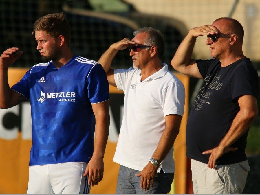 Trainergespann Erich Ender und Christian Maissen stehen vor dem Meistertitel in der 1. Landesklasse Trainergespann Erich Ender und Christian Maissen stehen vor dem Meistertitel in der 1. Landesklasse