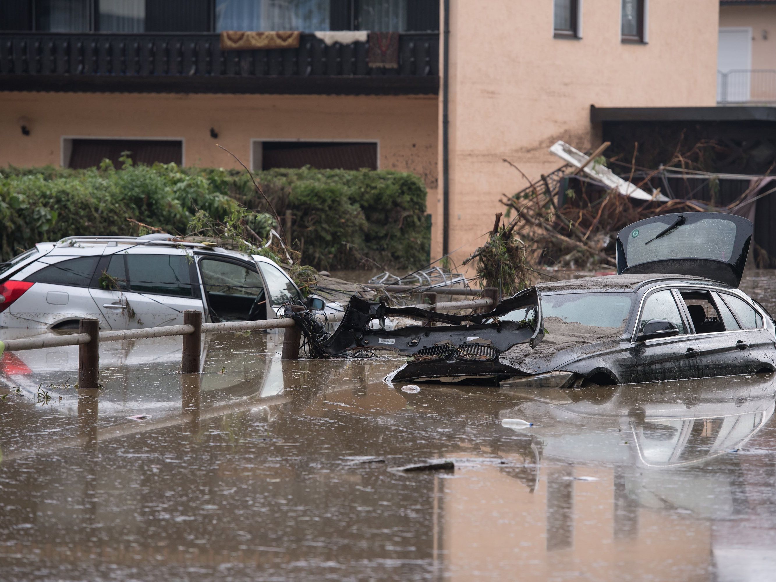 Zwei Plünderer "aus dem Bereich Salzburg" festgenommen. Zwei Plünderer "aus dem Bereich Salzburg" festgenommen.