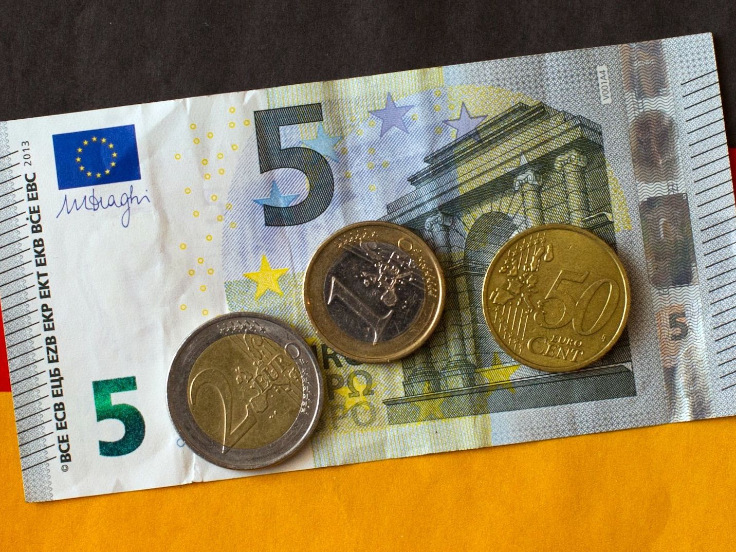 Der Mindestlohn beträgt in Deutschland 8,50 Euro/Stunde Der Mindestlohn beträgt in Deutschland 8,50 Euro/Stunde