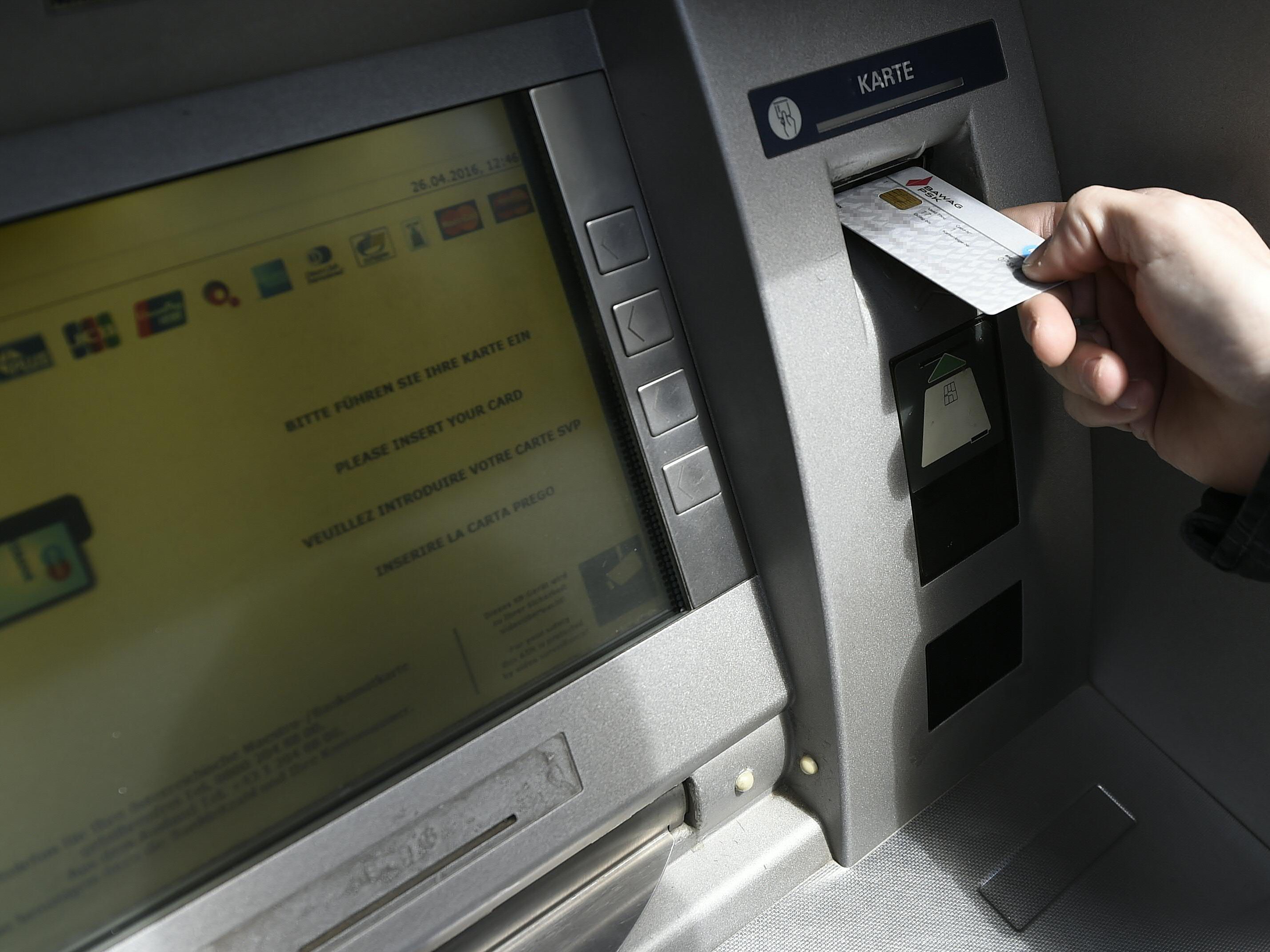 Die seit Montagnachmittag österreichweit ausgefallenen Bankomaten funktionieren wieder. Bei Bezahlterminals in Geschäften gibt es noch vereinzelt Probleme. Die seit Montagnachmittag österreichweit ausgefallenen Bankomaten funktionieren wieder. Bei Bezahlterminals in Geschäften gibt es noch vereinzelt Probleme.