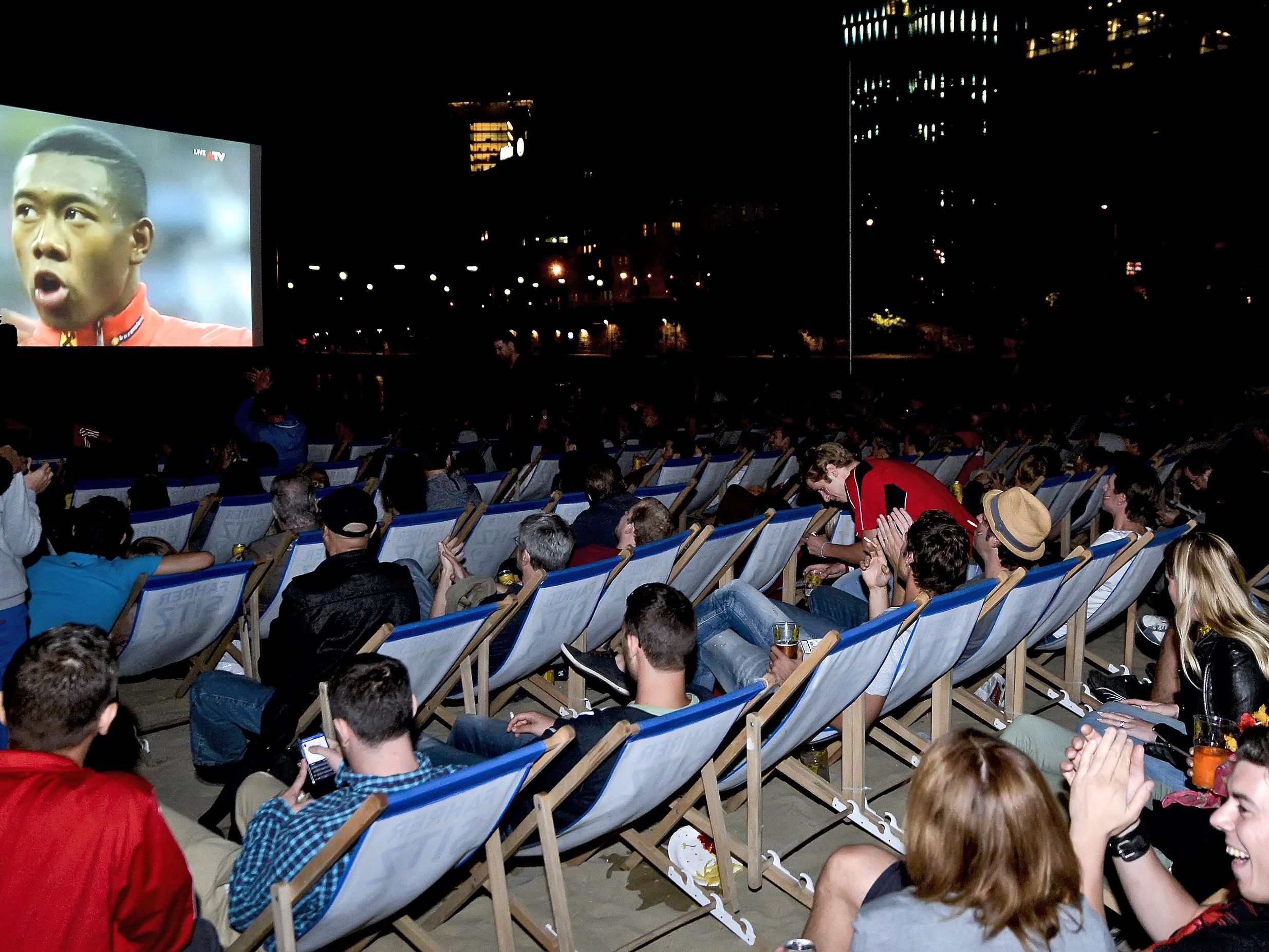 Public Viewing erfreut sich immer steigender Beliebtheit. Public Viewing erfreut sich immer steigender Beliebtheit.