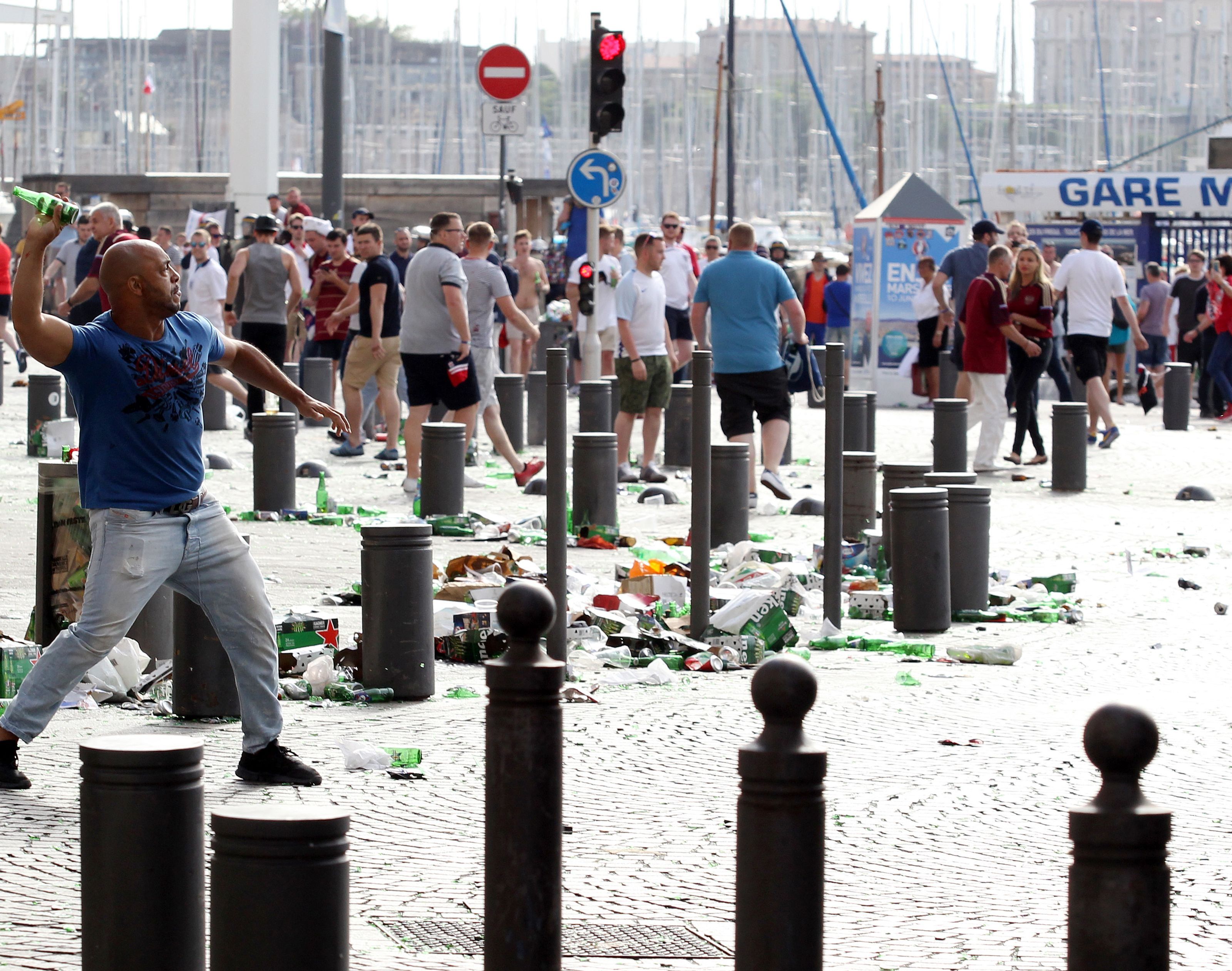 Szenen der Ausschreitungen am Samstag in Marseille. Szenen der Ausschreitungen am Samstag in Marseille.