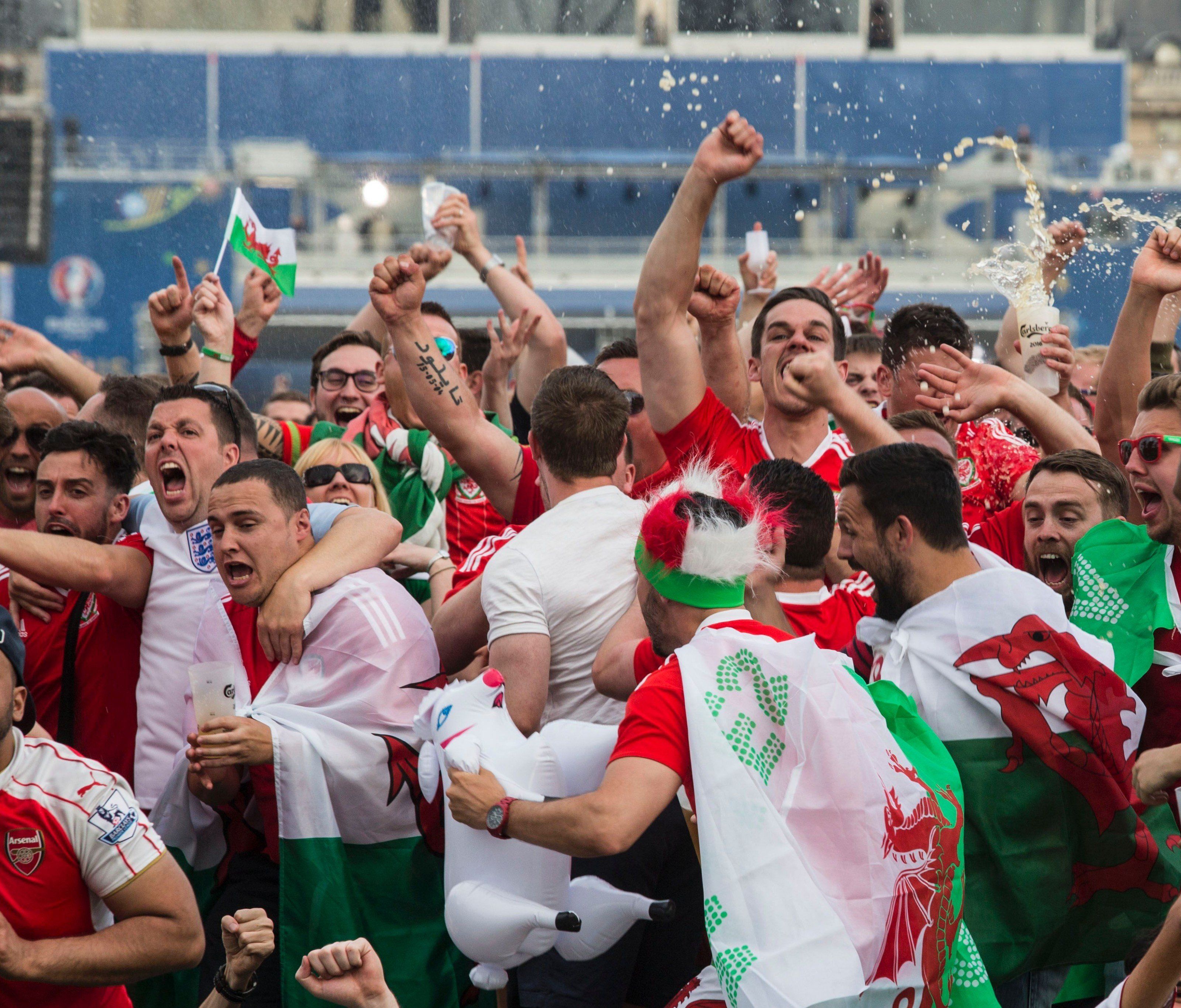 Die walisischen Fans in Aktion. Die walisischen Fans in Aktion.