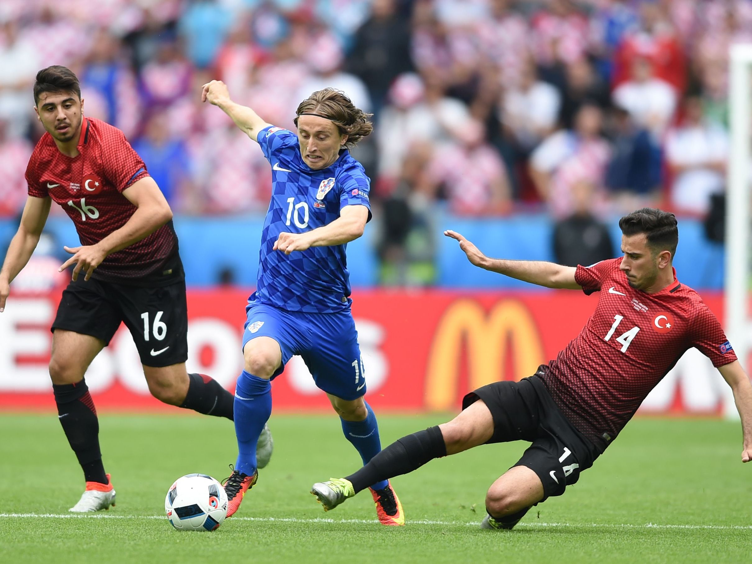 Luka Modrić (m.) führte Kroatien zum Sieg über die Türkei. Luka Modrić (m.) führte Kroatien zum Sieg über die Türkei.