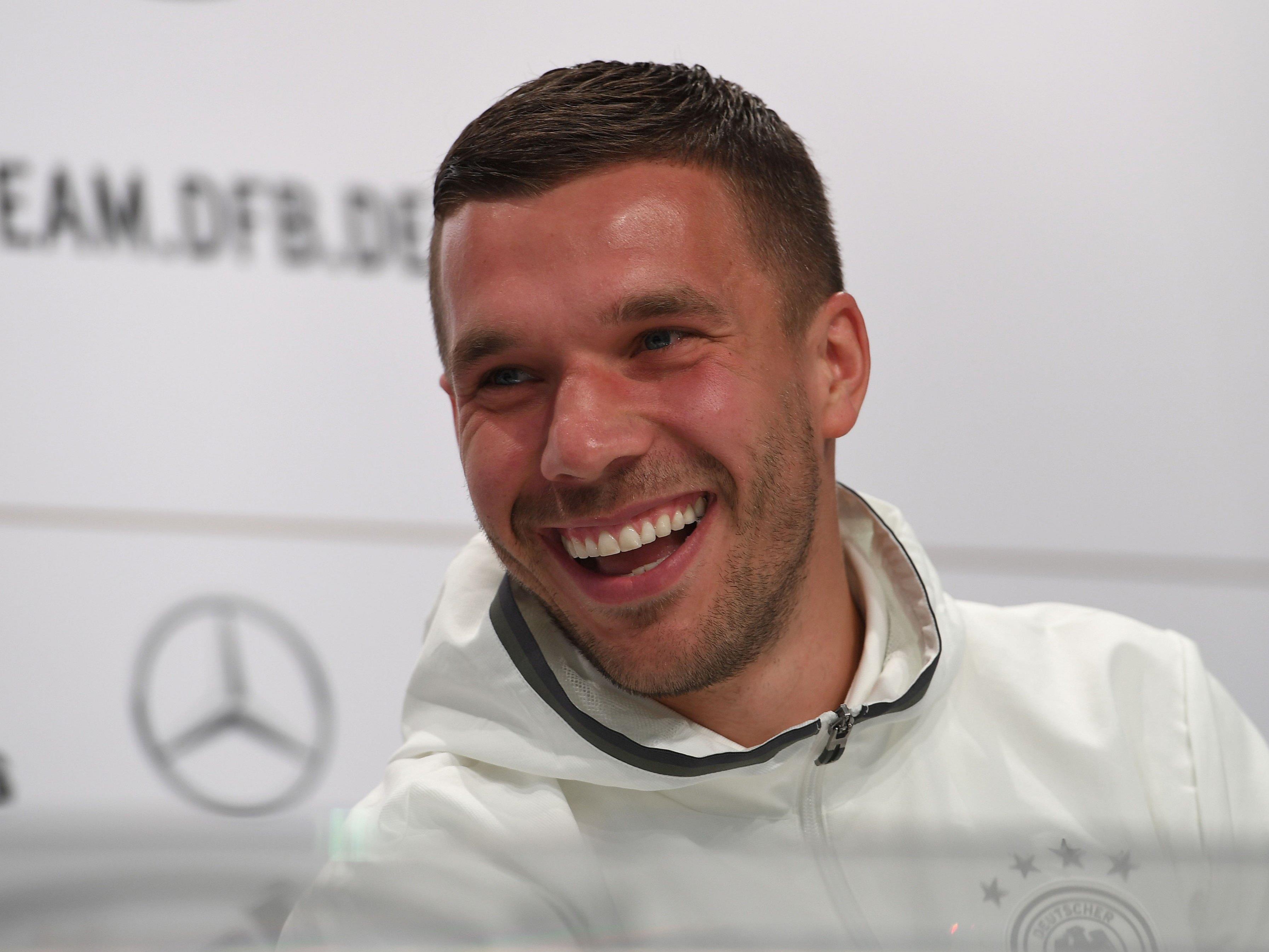Lukas Podolski sorgte für Lacher auf der Pressekonferenz.
