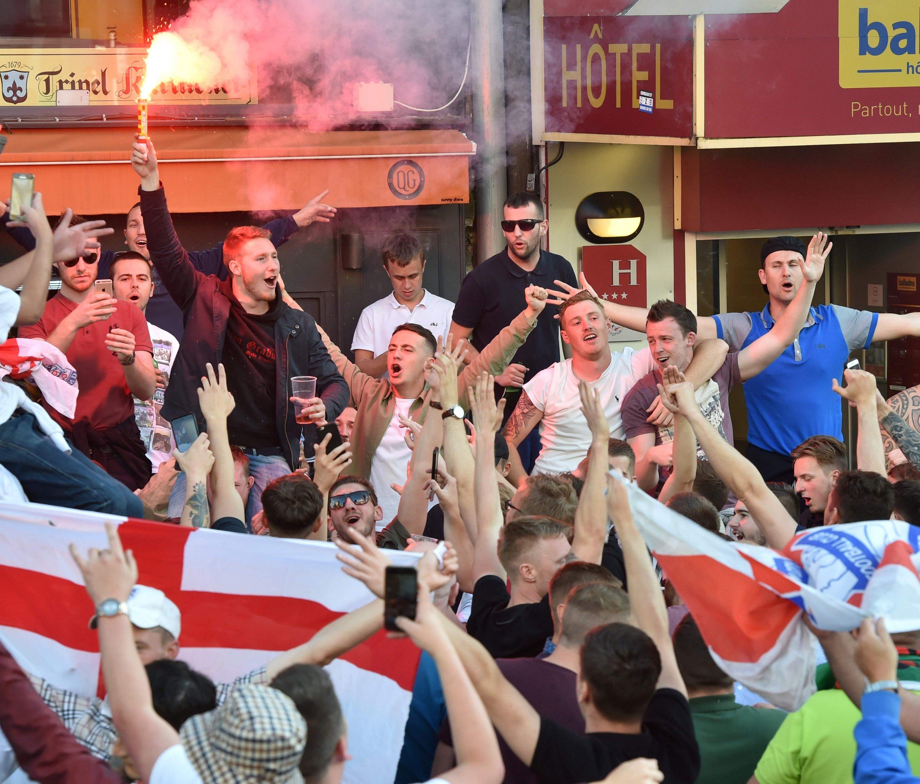 Englische Fans randalierten in Lille und lösten einen Polizeieinsatz aus. Englische Fans randalierten in Lille und lösten einen Polizeieinsatz aus.