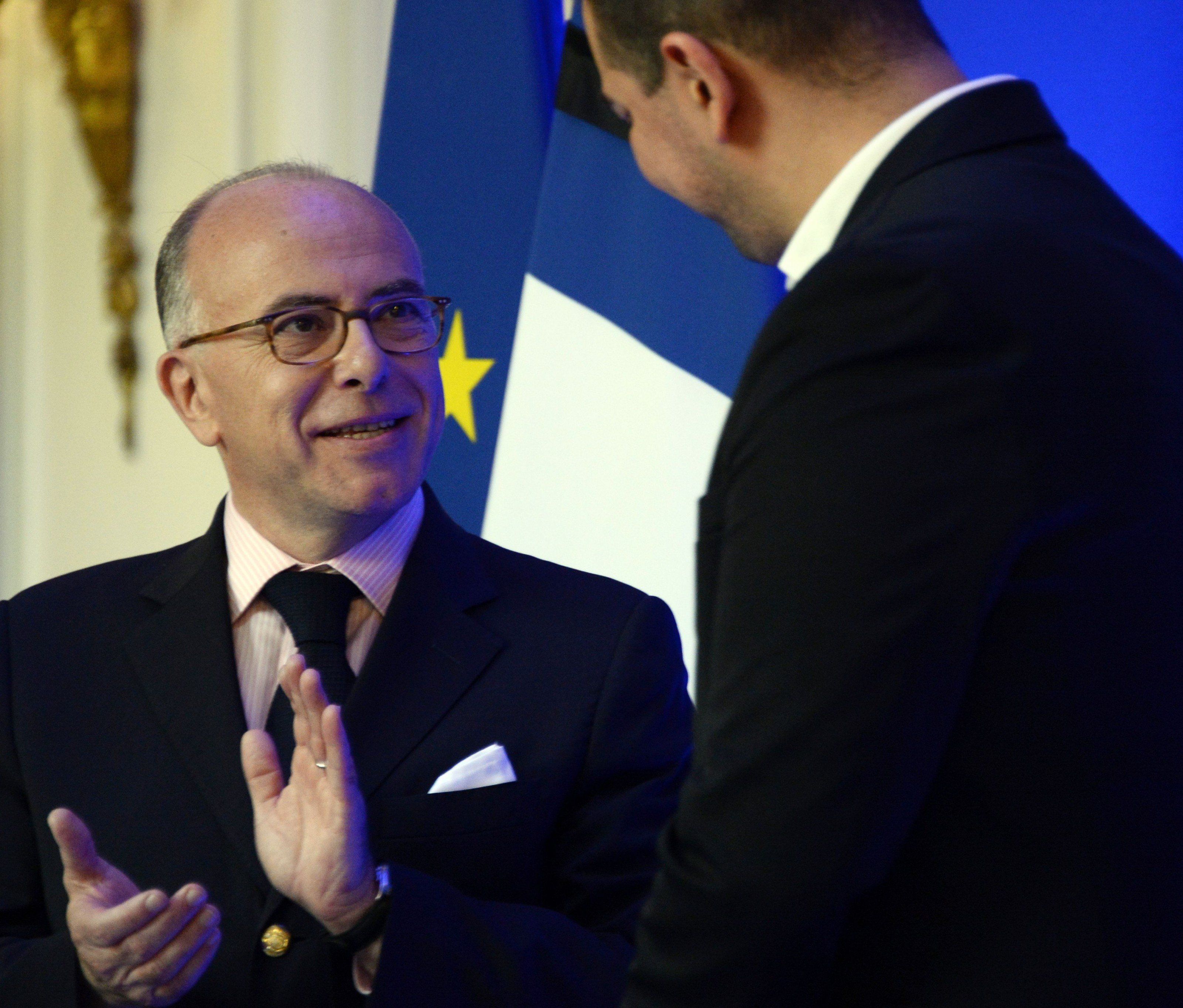 Apllaus für Didi (R) vom französischen Innenminister Bernard Cazeneuve . Apllaus für Didi (R) vom französischen Innenminister Bernard Cazeneuve .