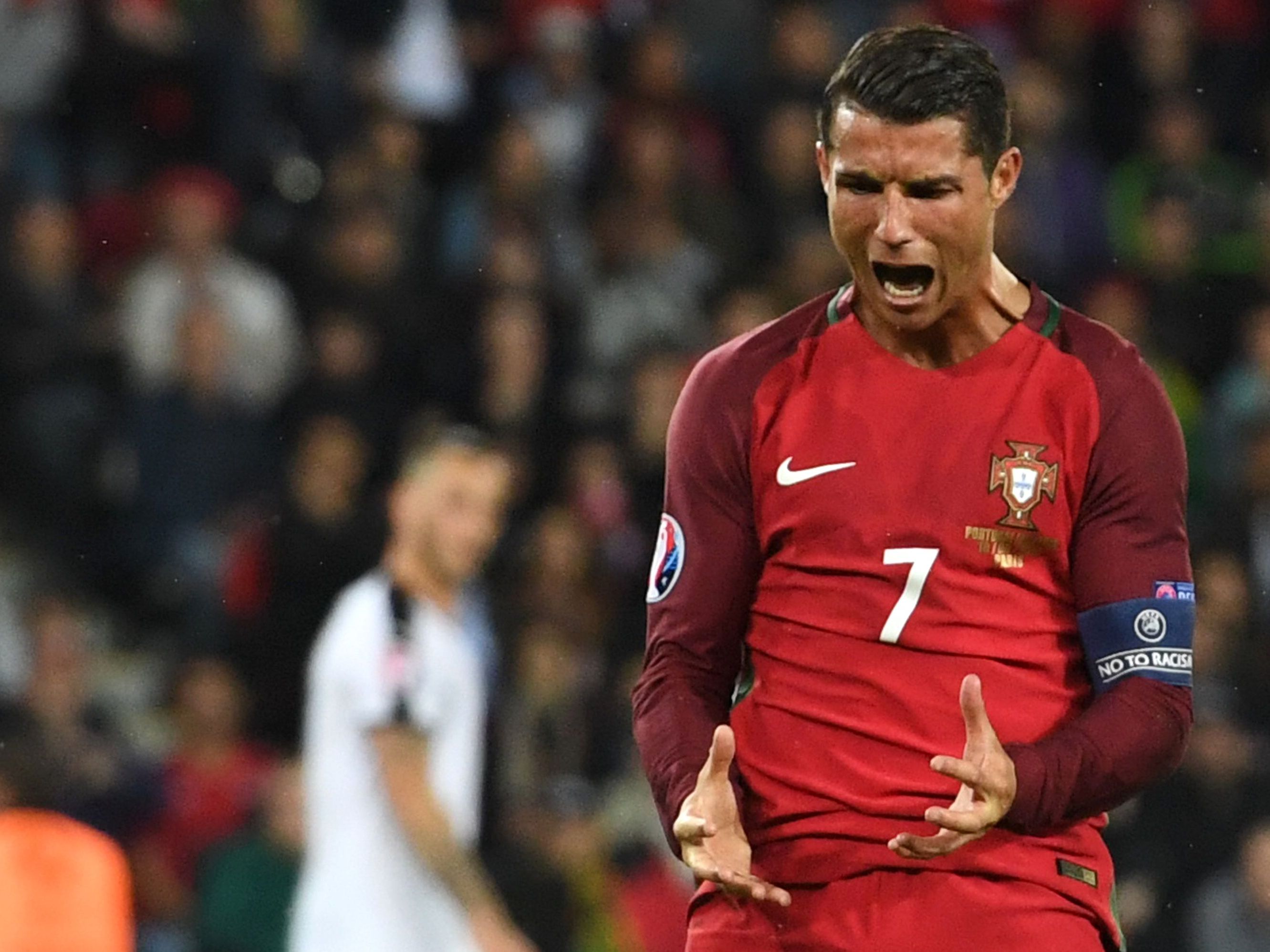 Christiano Ronaldo scheint nach zwei Punktenaus zwei Spielen irgendwie unzufrieden zu sein. Christiano Ronaldo scheint nach zwei Punktenaus zwei Spielen irgendwie unzufrieden zu sein.