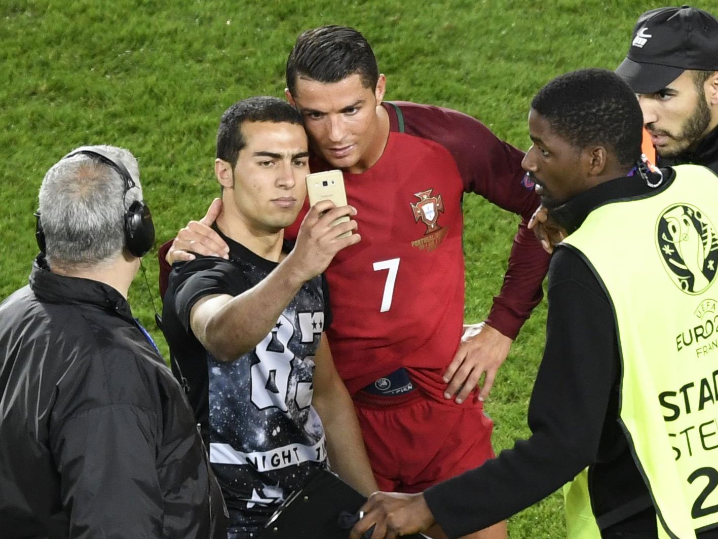 Nach einiger Selfie-Verzögerung posierte der Ronaldo-Fan ganz cool.