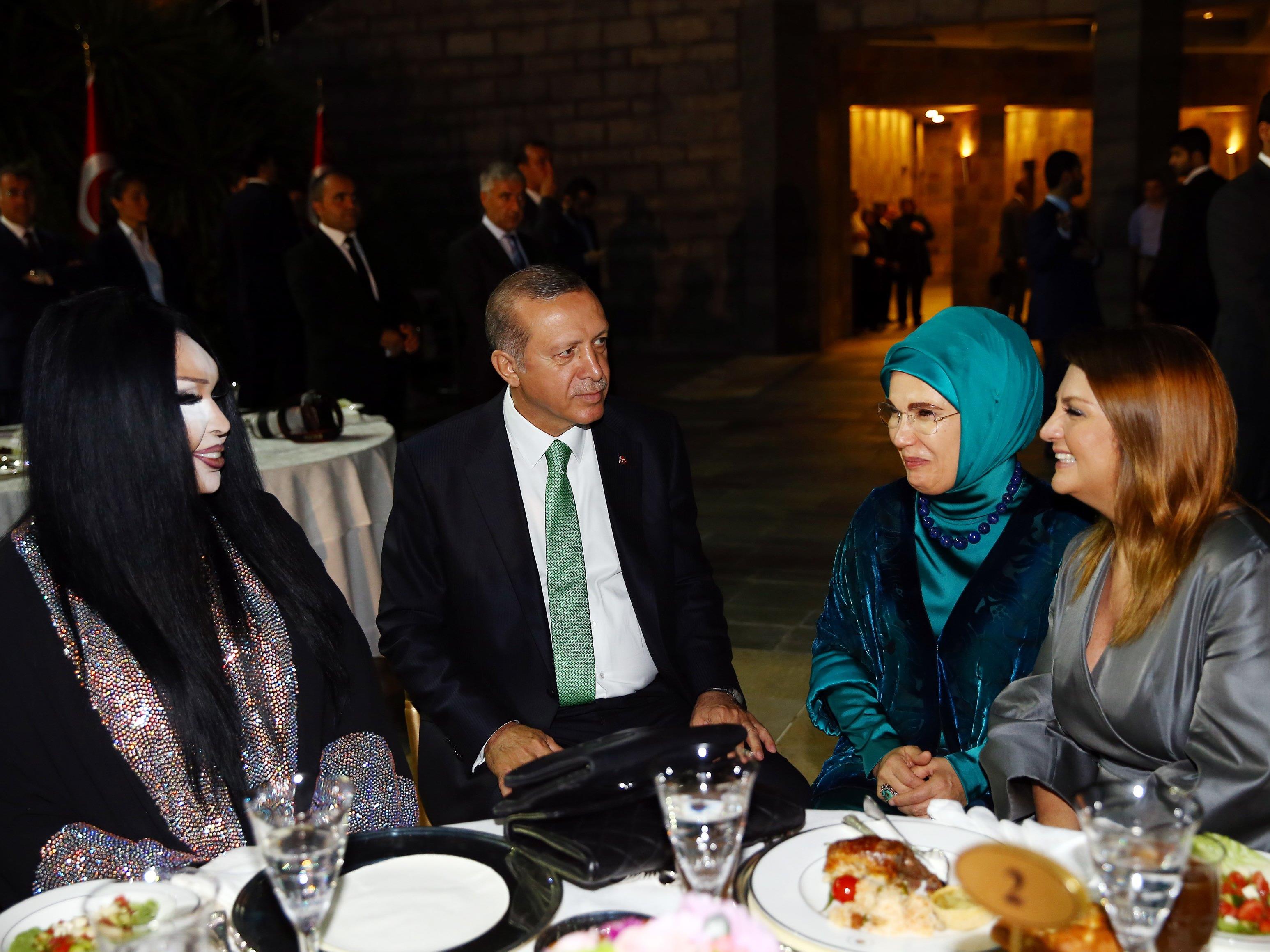Erdogan mit dem Trans-Star am Tisch