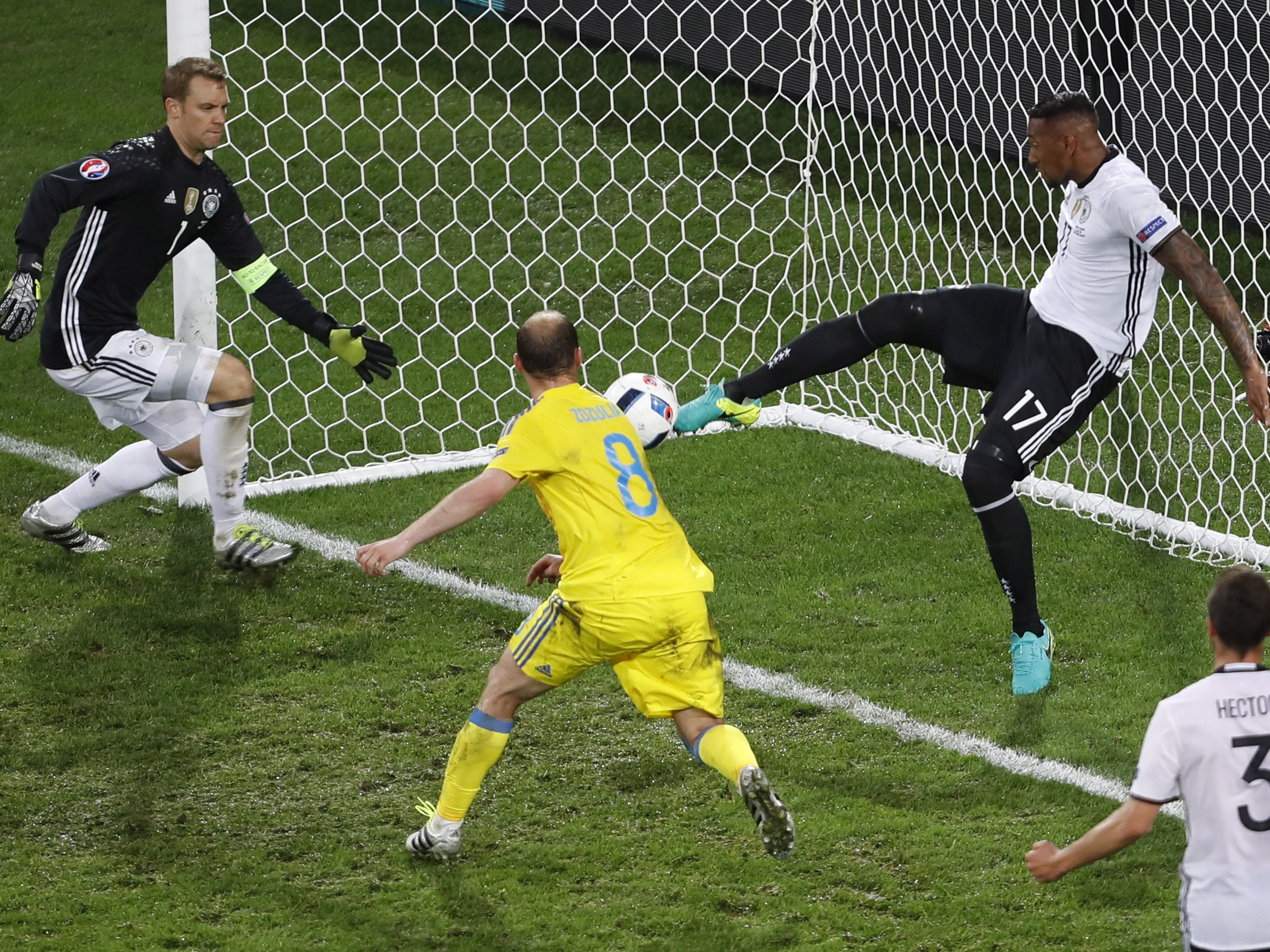 Jérôme Boateng als deutscher Retter in höchster Not. Jérôme Boateng als deutscher Retter in höchster Not.