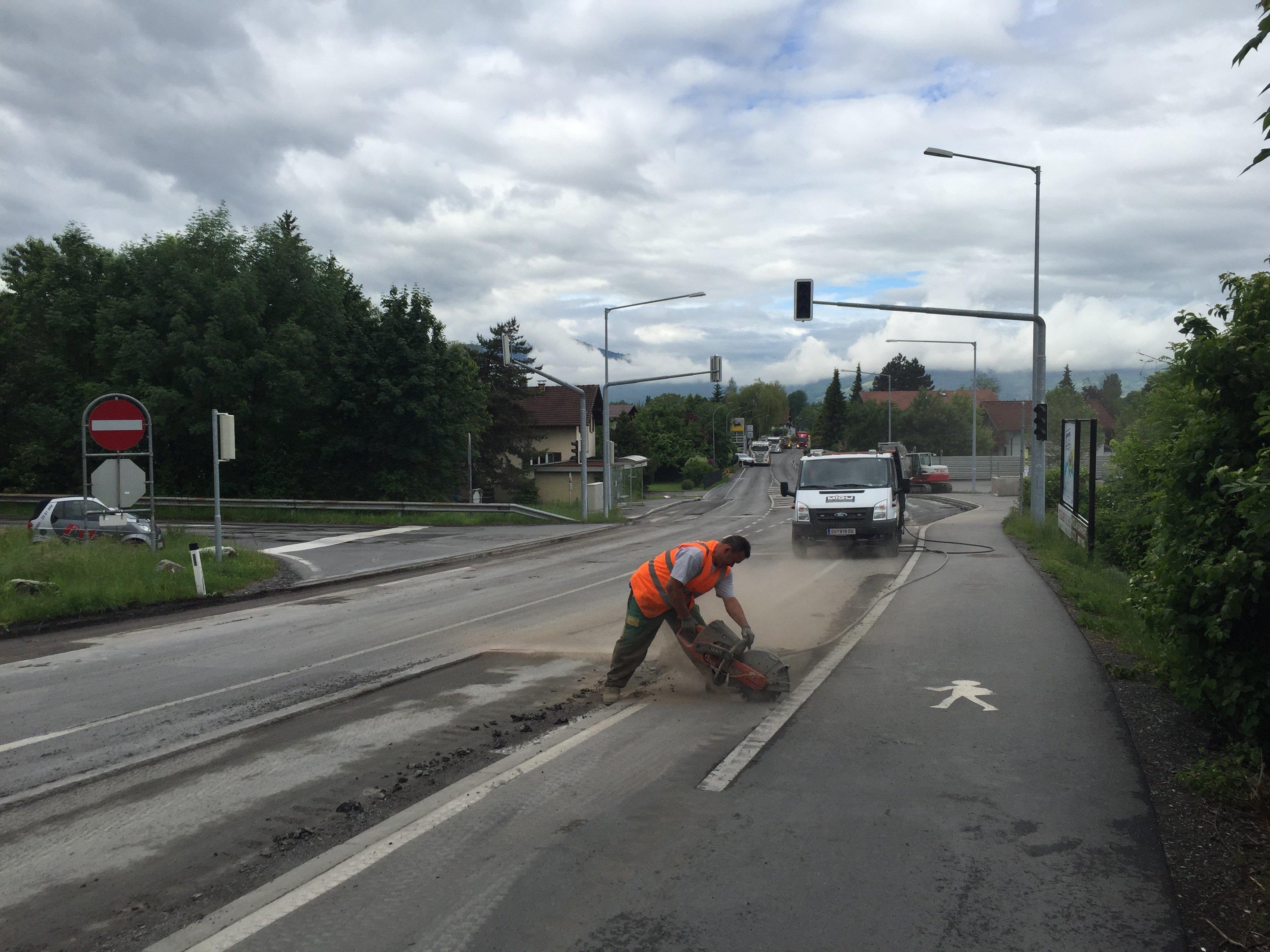 Das dritte Jahr in Folge wird am Straßenbelag auf der L55 zwischen Altach und Mäder gearbeitet.