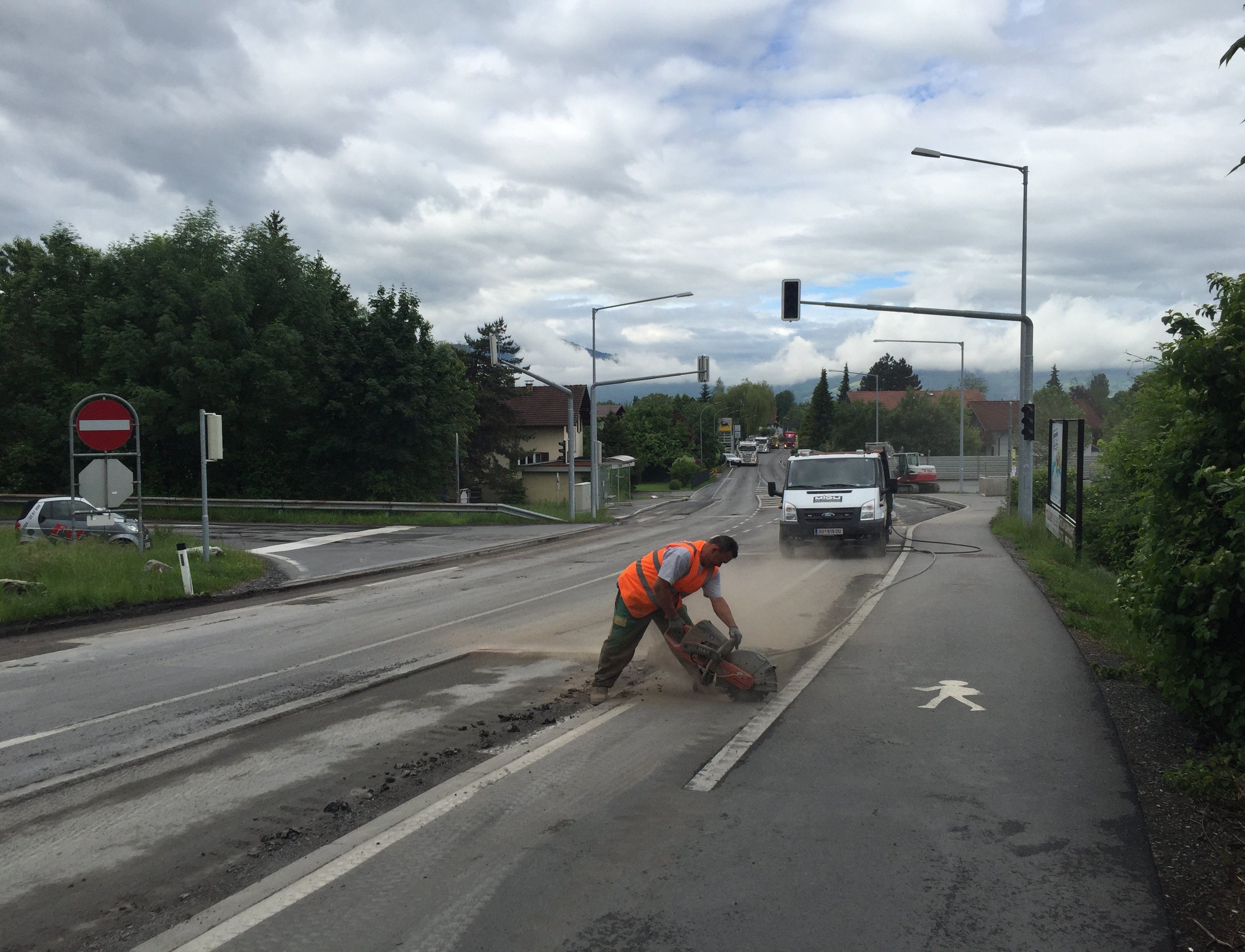 Das dritte Jahr in Folge wird am Straßenbelag auf der L55 zwischen Altach und Mäder gearbeitet.