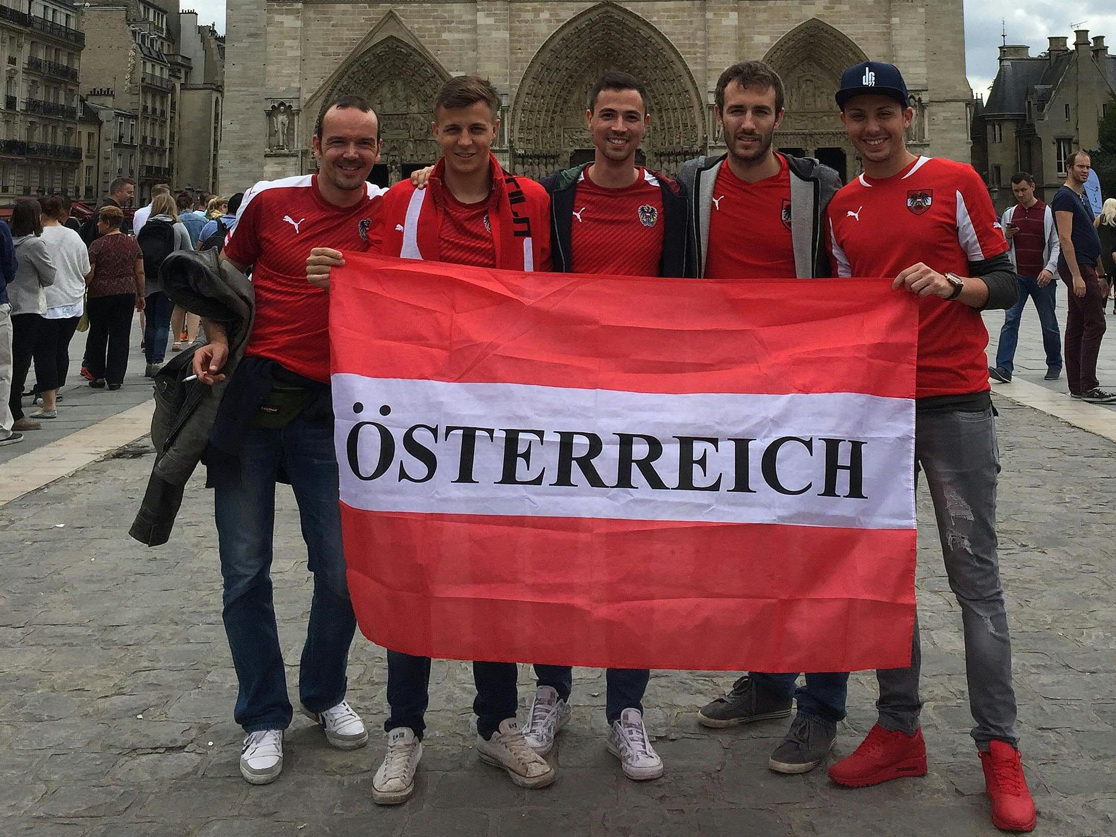 Österreich-Fans vor vor der Kathedrale Notre Dame in Paris.