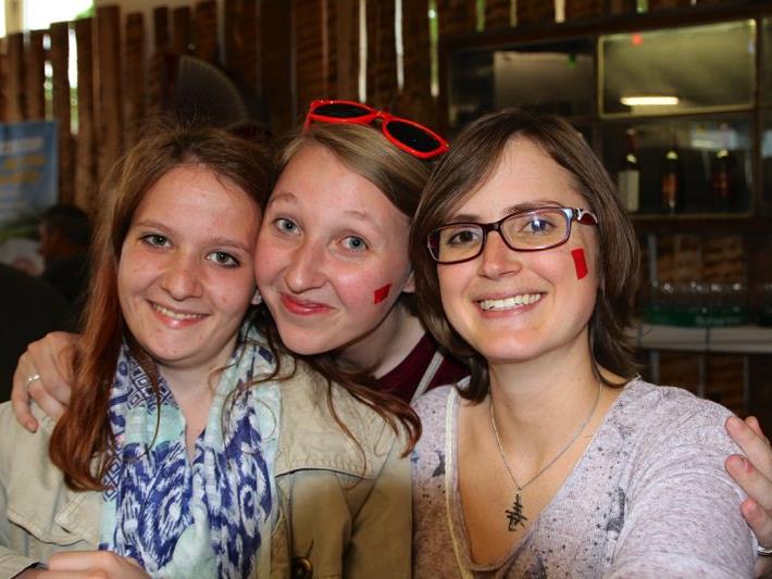 Fabienne, Bettina und Hanna von der Partnerwehr aus Ingerkirchen halfen beim Ausschank an der Weinbar.