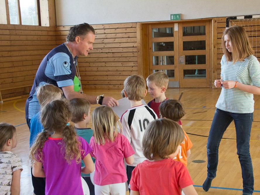 Klaus Stocker (links) leitet seit 2010 die Ballschule für Kleinkinder in der Turnhalle der VS Nofels.